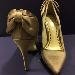 [Brand New] Satin Enzo Angiolini heel in taupe.
