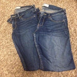 TWO HOLLISTER SKINNY JEANS