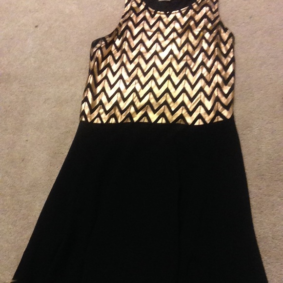 GOLD/BLACK CHEVRON ON TOP/SKATER SKIRT