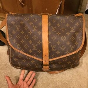 💯 % authentic Louis Vuitton 35 saumar crossbody