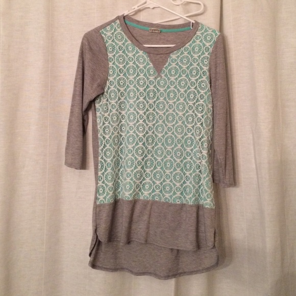 Lace detailed 3/4 length top
