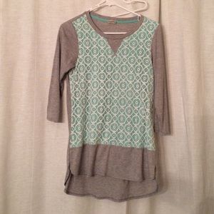 Lace detailed 3/4 length top