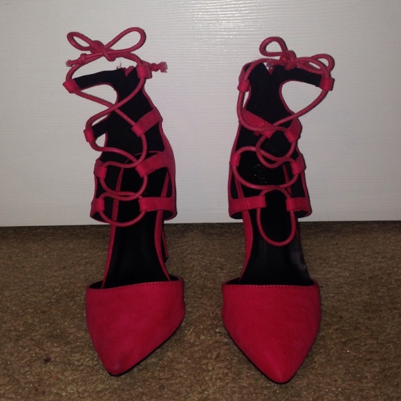 Hot pink heel! - Picture 2 of 2