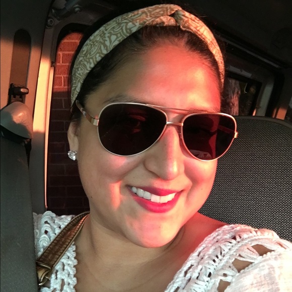 Meet your Posher, Mayra - Picture 1 of 1