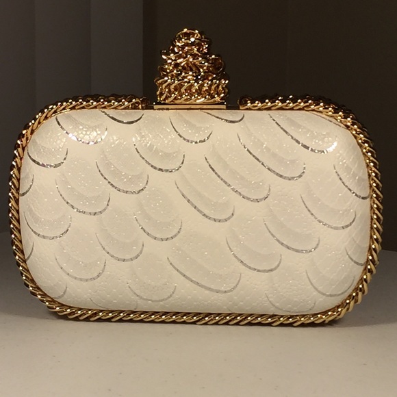 Glamorous clutch with a glamorous touch