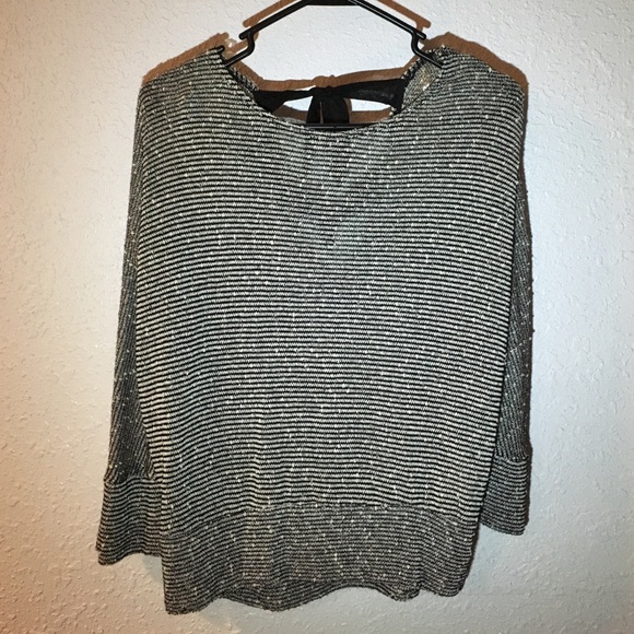 Black/white top. Quarter length sleeves.