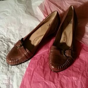 Superb Leather Shoe!  Sz 11m Sofft w Low-Heel