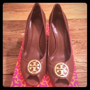 Tory Burch Aurelia brown wedges