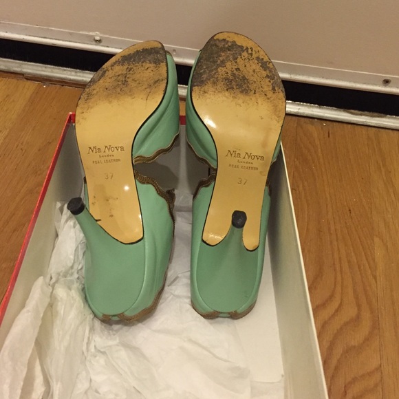 Nia Nova - London - green& gold heels - Picture 2 of 4
