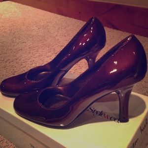 BNWT style & co shiny brown pumps, 8.5
