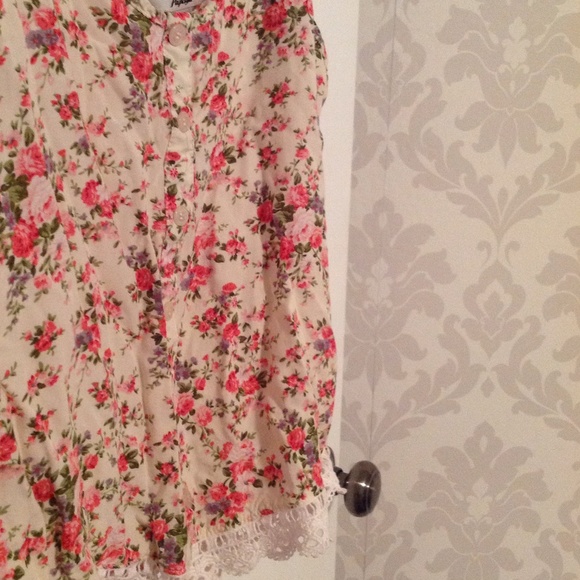 Floral top - Picture 2 of 4
