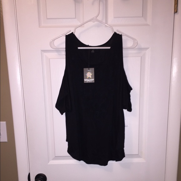 Peek a boo shoulder shirt