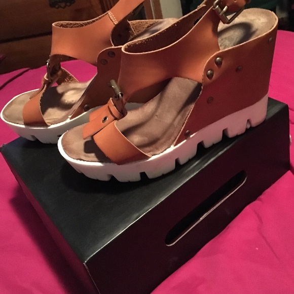 Brown shoes - Picture 2 of 3