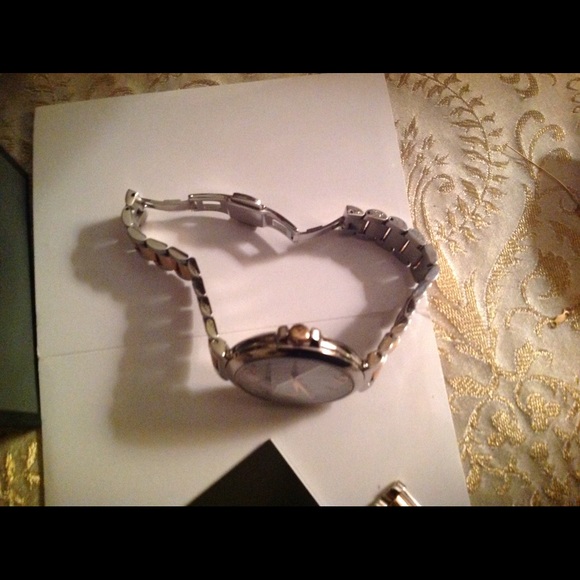 Ladies Bulova oversized watch. Worn few times - Picture 2 of 4