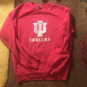 pink IU sweater!