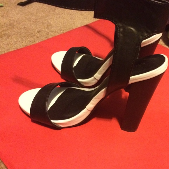 Heels - Picture 4 of 4
