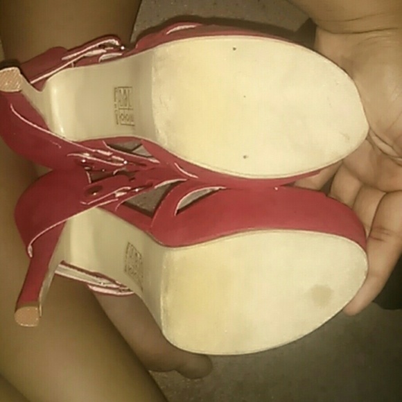 Red circle Pumps - Picture 3 of 4