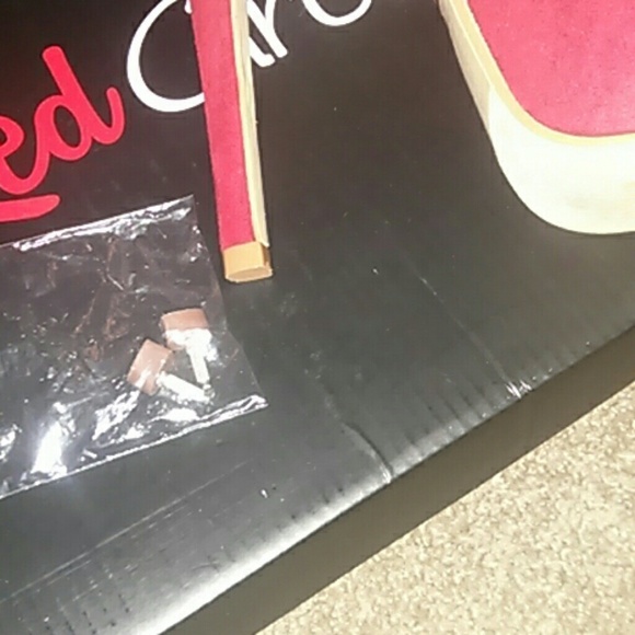 Red circle Pumps - Picture 4 of 4