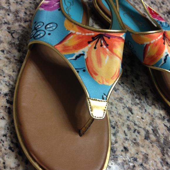 sandals - Picture 2 of 4