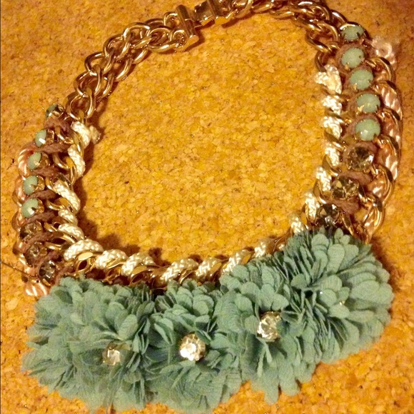 Statement necklace with rhinestones and rosettes. - Picture 2 of 2