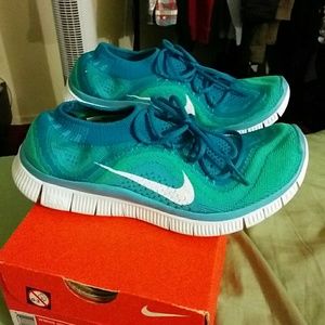 Womens Nike free flynit