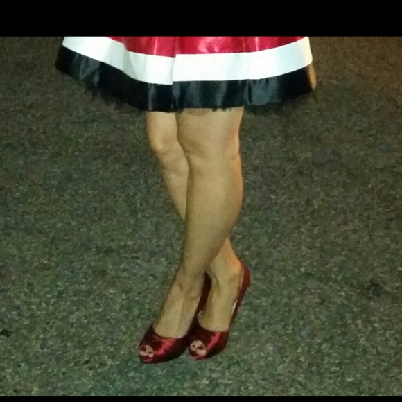 Red silk pumps - Picture 2 of 3