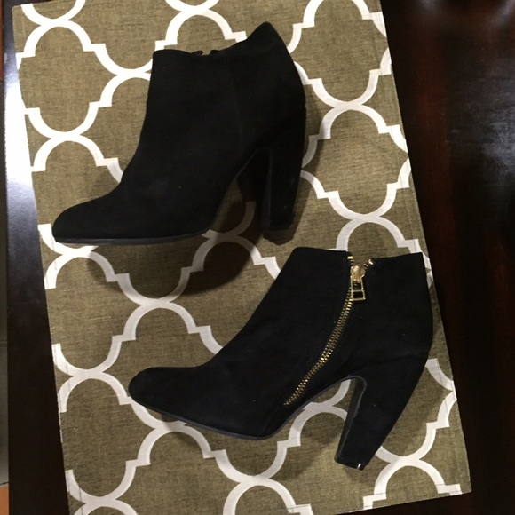 Steve Madden Shoes - ❤️STEVE MADDEN BLACK SUEDE BOOTIES❤️