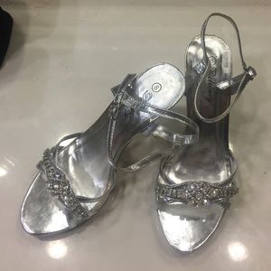 Sexy Metallic Silver Heels w/ Rhinestones - Sz 8
