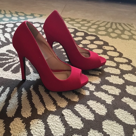 New never worn red heels