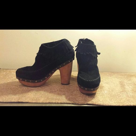Frogs Booties. Virtually New!!
