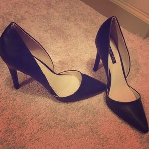 Black pumps