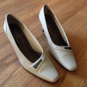 Life stride cream heels size 7 1/2