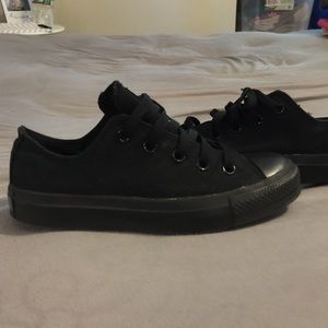 Black low converse