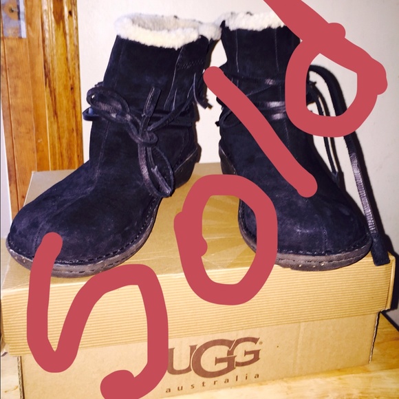 UGG Australia Boots - Picture 1 of 3