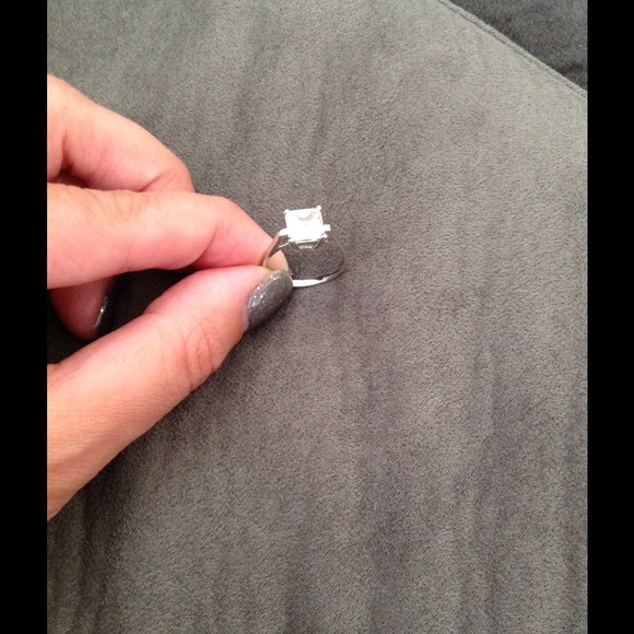 Sterling silver cubic zirconia ring - Picture 1 of 4