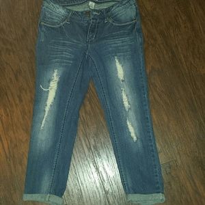 MUDD DISTRESSED CROPPED JEANS