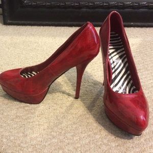 Red platform pumps