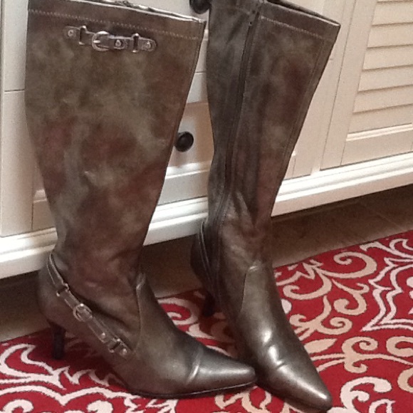 STUNNING PEWTER BOOTS👢