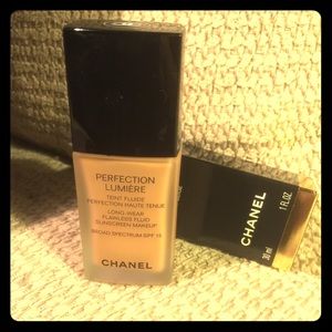 Chanel Perfection Lumiere Foundation 70 Beige
