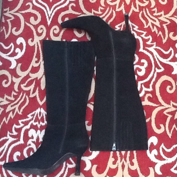 BEAUTIFUL BLACK SUEDE BOOTS & BLING BLACK TOP
