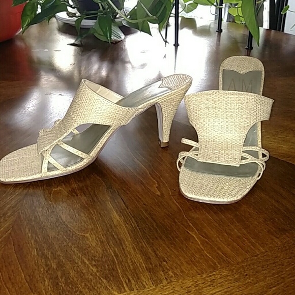 Shoe's - Picture 2 of 4