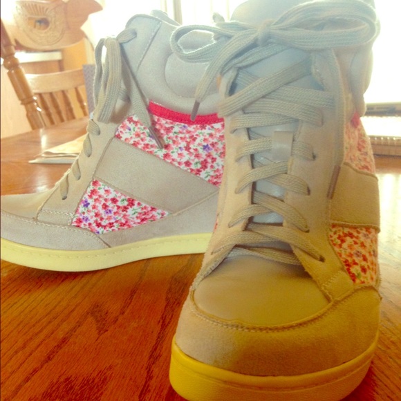 Fab wedge tennis shoes 🎀🌸 NWOT