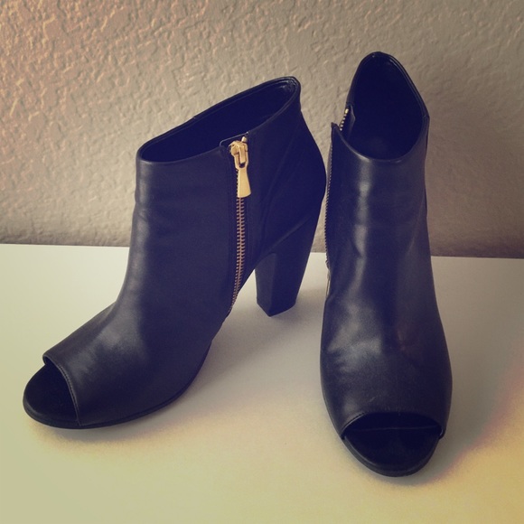 Black Abound size 9 bootie