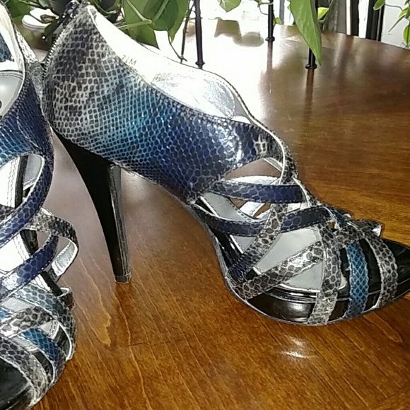 Shoe's - Picture 2 of 4