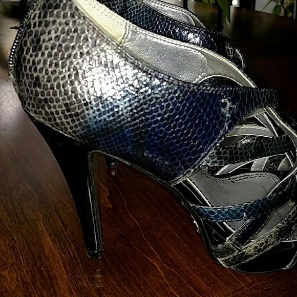 Shoe's - Picture 3 of 4