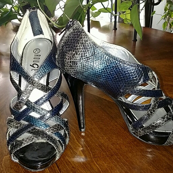Shoe's - Picture 4 of 4
