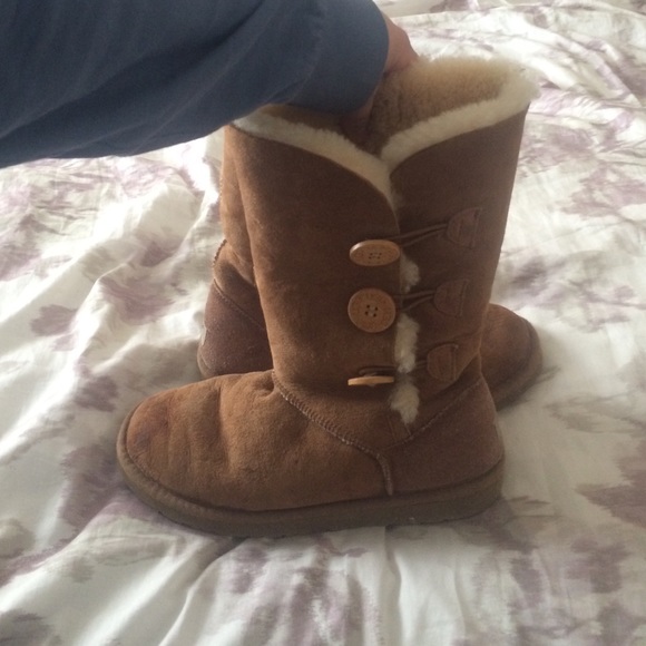 Bailey triple button chestnut uggs
