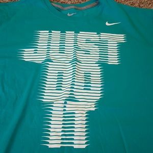 NWOT MEN'S Nike tshirt