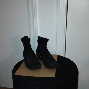 Clark's suede side zip ankle boot