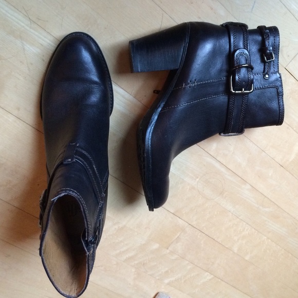 Totally cute Sofft brand ankle boots